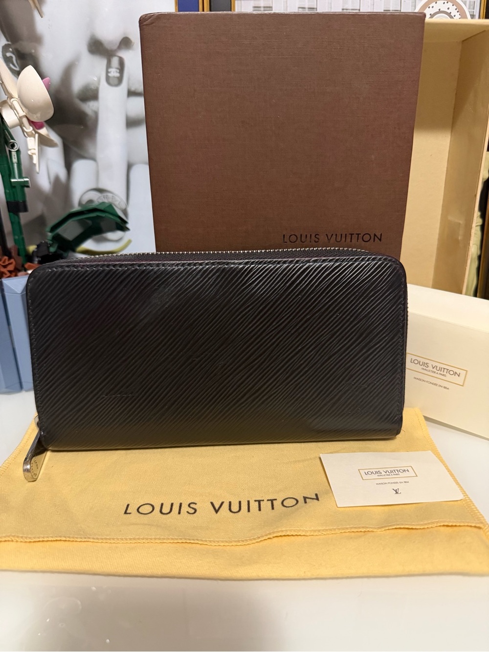 AUTHENTIC LOUIS VUITTON EPI Zippy Long wallet.black & pink with Box,dusty,COA.